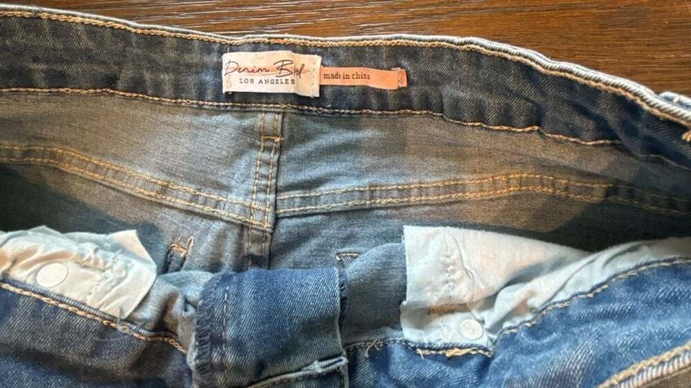 Bundle of 4 Women's Denim Shorts: Old Navy, Akira, Ariya Jeans, Denim Blvd - Picture 8 of 12